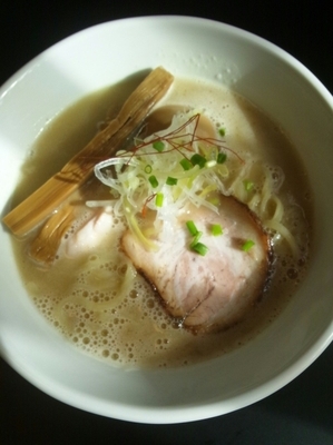 「鶏白湯そば（味玉トッピング）」@らぁ麺 飛鶏の写真