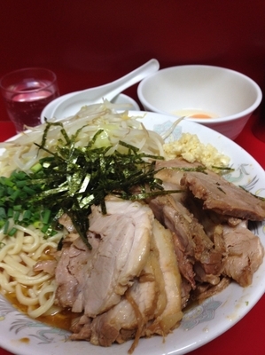 「小豚＋油そば＋生卵＋青ねぎ 1,050円」@ラーメン二郎 西台駅前店の写真