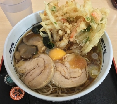 「月見鶏チャーシューそば+かき揚げ(¥490+無料クーポン)」@名代 箱根そば 中央林間店の写真