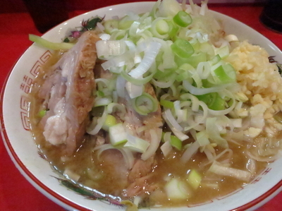 「ラーメン中盛り780円ネギ増し増しニンニク粉豚」@ジャンプの写真