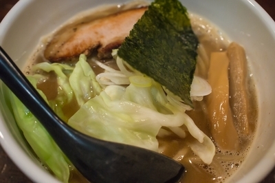 「濃厚豚骨和風醤油ラーメン700円」@めん屋 いなば 四谷店の写真