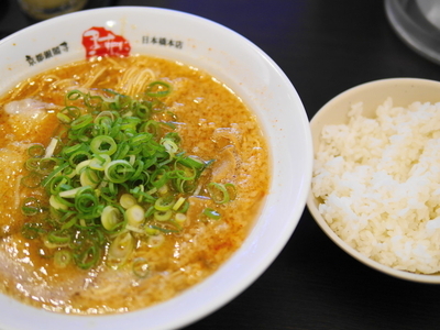 「ラーメン大盛 麺30秒硬め＋辛いの多目＋ライス普通」@京都銀閣寺 ますたにラーメン 日本橋本店の写真