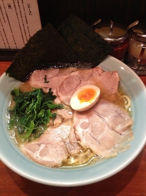 「チャーシュー麺中盛、硬め濃いめ」@きたくり家 港南台店の写真