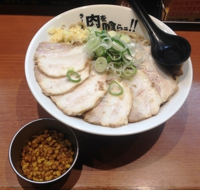 「肉盛りラーメン 680円＋カレー玉10円」@ラーメン 肉を喰らえ！！ 日吉総本店の写真