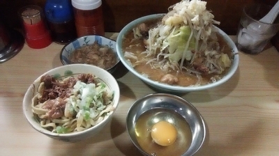 「富士丸ラーメン（白＋ヤサイニンニクアブラ）＋生玉子」@ラーメン富士丸 明治通り都電梶原店の写真