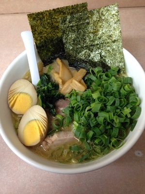 「青ねぎラーメン 太麺  味玉(クーポン)」@横浜ラーメン あばん 上尾西口駅前店の写真
