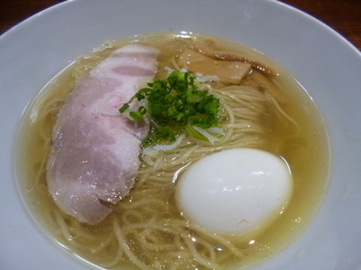 「しおらーめん+しお味玉」@町田汁場 しおらーめん 進化の写真