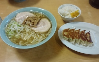 「ラーメン大盛＋餃子＋ミニライス 1110円」@榮ラーメンの写真