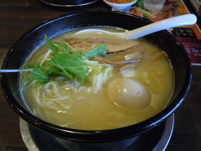 「濃厚鶏白湯・味玉とりそば（780円）+大盛（120円）」@とりの助 下小出店の写真