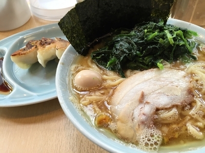 「ラーメン 700円 餃子 250円」@壱六家 大森店の写真