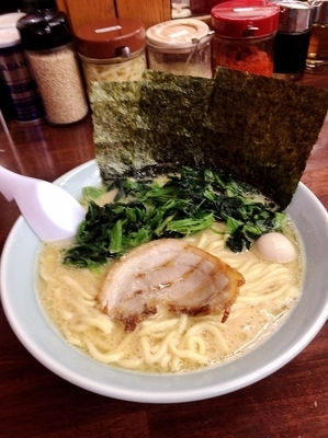 「ラーメン大盛780円+ほうれん草50円」@横浜家系ラーメン 魂心家 沼津店の写真