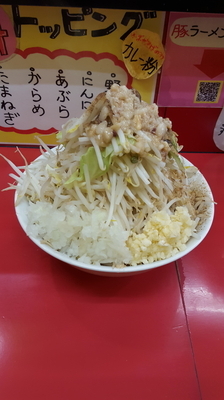 「ラーメン700円(硬め、野菜大蒜増々、他全増し)」@豚ラーメン 蕨店の写真