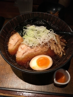 「虎ダレ醤油ラーメン820円(+大盛り100円)+チャーシュートッ」@麺匠 竹虎の写真