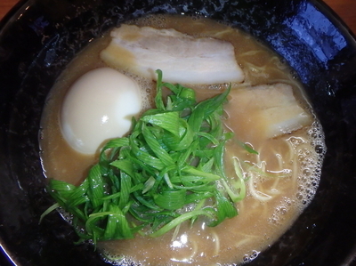 「らーめん(並)(680円)、煮玉子(50円)」@らーめん両さん。の写真