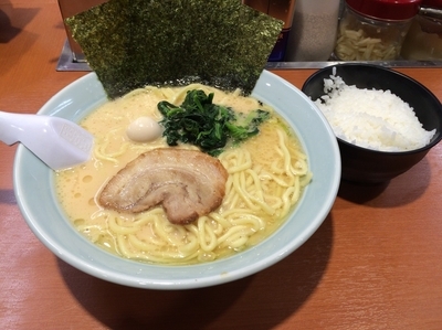 「ラーメン大盛 + ライス」@横浜家系ラーメン 新宿小滝橋 魂心家の写真