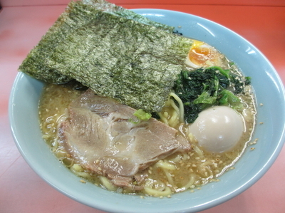 「ラーメン中盛り￥８００味玉￥１００」@濱壱家の写真