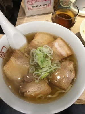 「ラーメン650円+サービスライス」@喜多方ラーメン坂内 新宿西口思い出横丁店の写真