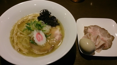 「豊深煮干しそば(塩、細麺)+特製盛」@麺や 虎徹の写真