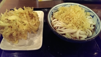 「ぶっかけ冷やし、特盛、野菜かき揚げ」@丸亀製麺 下北沢店の写真