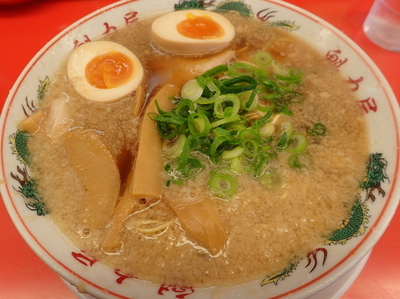 「特製醤油味玉ラーメン・背脂多め」@ラーメン魁力屋 仙台南店の写真