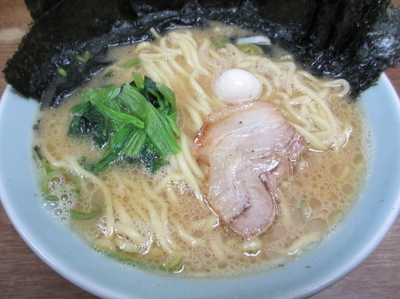 「ラーメン中盛り海苔増し硬め濃いめ」@ラーメン壱六家 磯子本店の写真