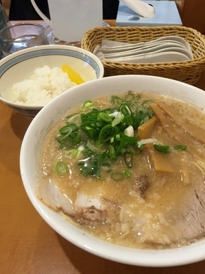 「ラーメン・麺カタメ+半ライス」@京都銀閣寺 ますたにラーメン 田町店の写真