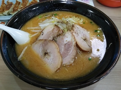 「【ランチ限定】３枚味噌チャーシュー （大盛り） ＋餃子：㋚券」@くるまやラーメン 塩尻店の写真