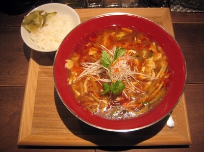 「酸辣湯麺980円＋昼ごはんサービス」@新潟 三宝亭東京ラボ 中目黒店の写真