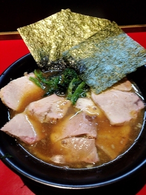 「黒チャーシュー麺大盛、硬め濃いめ」@濱家の写真