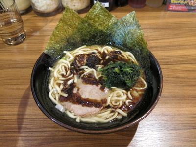 「黒家系ラーメン(並)：842円」@横浜家系ラーメン 壱角家 芝大門店の写真
