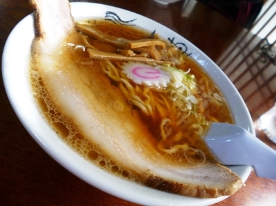 「醤油かけらーめん+チャーシュー一本のせ」@食堂 はせ川の写真