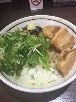 「トロ肉のせ和え麺¥880＋九条ネギ（サービス）」@麺屋はなび 新宿店の写真
