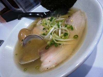 「【限定】ホンビノス貝と錦爽鶏だし塩らーめん」@海老・特濃煮干そば まるはの写真