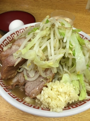 「小ラーメン ニンニク 生たまご」@ラーメン二郎 環七新新代田店の写真