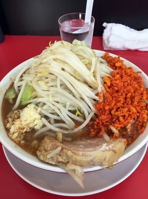 「ラーメンニンニク辛揚げ（オープン記念で５００円）」@鷹の目 獨協大学前本店の写真