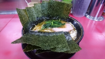 「ラーメン(麺硬め･味濃いめ)＋海苔」@はじめ家の写真