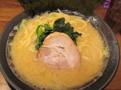 「醤油豚骨ラーメン　「690円」」@横浜家系ラーメン 駒込家の写真