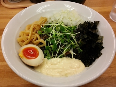 「イカスミまぜそば（限定）」@拉麺 はち屋の写真