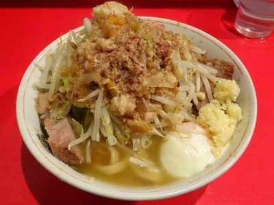 「小ラーメン（700円）＋温泉玉子　ニンニクアブラカラメ」@ラーメン二郎 府中店の写真