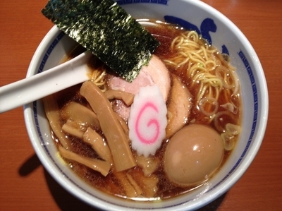 「醤油らーめん+味付玉子」@たけちゃんにぼしらーめん 調布店の写真