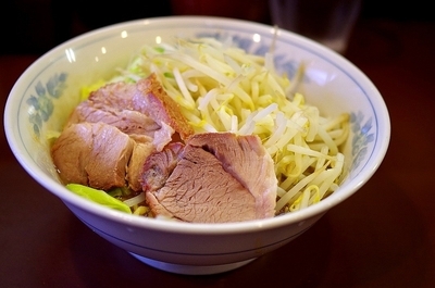 「らーめん(アブラ・セルフニンニク)680円」@らーめん陸の写真