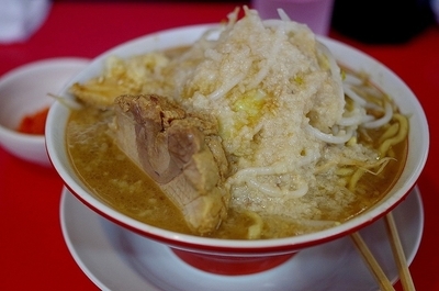 「ラーメン(ニンニク、アブラマシマシ)500円開店記念」@鷹の目 獨協大学前本店の写真