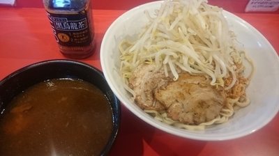 「つけ麺、ニンニク、七味、野菜ちょい増し＋豚2枚＋黒烏龍茶」@麺屋 桐龍の写真