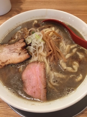 「喜多方ラーメン（煮干）、大盛りサービス」@麺や 七彩 八丁堀店の写真