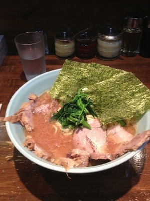 「チャーシュー麺中盛、硬め濃いめ」@家系ラーメン 桂家の写真