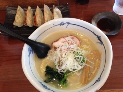 「地鶏白湯ラーメン（白龍ストレート）＋鶏餃子」@そうげんラーメンの写真