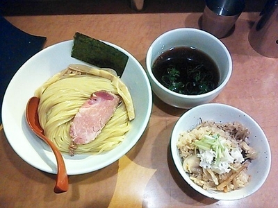「媛っこ地鶏醤油つけ麺＋4種のきのこ炊きこみご飯」@麺屋 翔 西新宿本店の写真