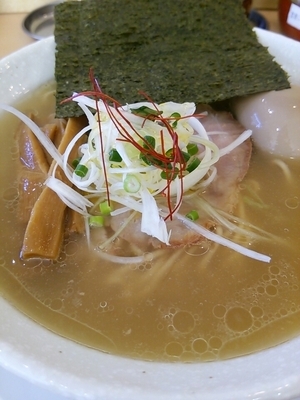 「トリュフかおる～淡麗塩そば750円+味玉100円」@麺 葛彩の写真