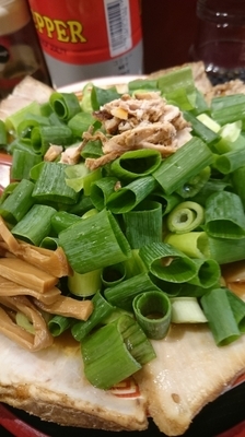 「チャーシュー麺中盛８３０円＋ねぎ１００円」@麺屋7.5Hz 新橋店の写真