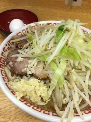「小ラーメン ニンニク 生たまご」@ラーメン二郎 環七新新代田店の写真